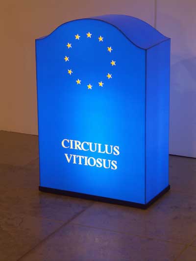 Vicious Circle, 2004,Objekt ausPlexiglas, beleuchtet,92 x 60 x 30 cm, Foto: Holgers Elers, Courtesy of the artist