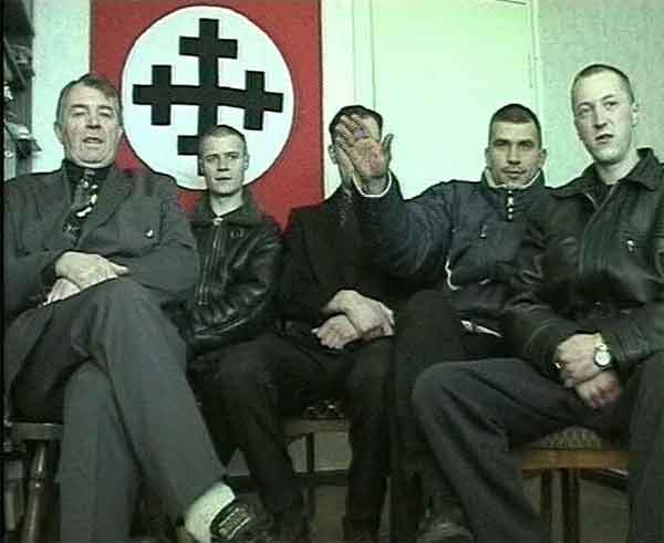 Unter der Fahne, 1999, Videoinstallation, Courtesy of the artist