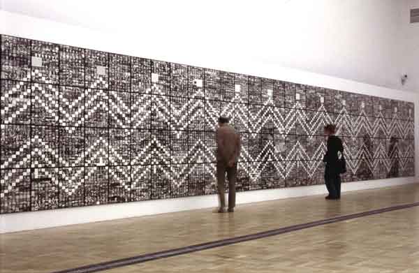 From Siberia to Cyberia, 1998-2004, 168 Paneele in Metallrahmen, unter Plexiglas, je 60,5 x 50 cm (Installationsansicht), Courtesy of the artist